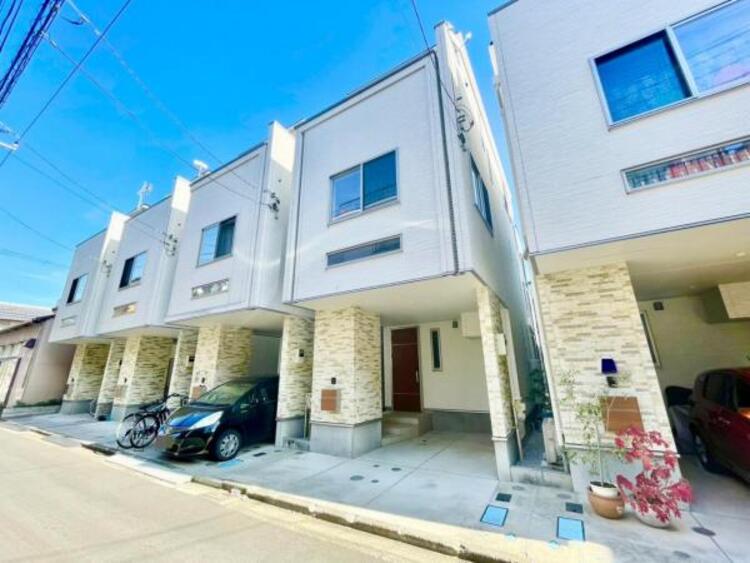 外観 凛とした表情を見せる外観は時の移り変わりの中で様々な表情を見せてくれます。素材の持つ独特な存在感により「永く住み続ける住まい」にふさわしい住宅が完成しました。