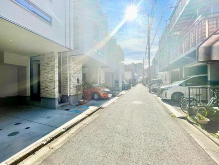 外観 駅から歩くこと10分で辿りつくことが出来る我が家。ゆとりの前面道路と敷地に加え、室内からこぼれる光が美しい外からの眺め。毎日の帰宅時に微笑みと安らぎを与えてくれます。