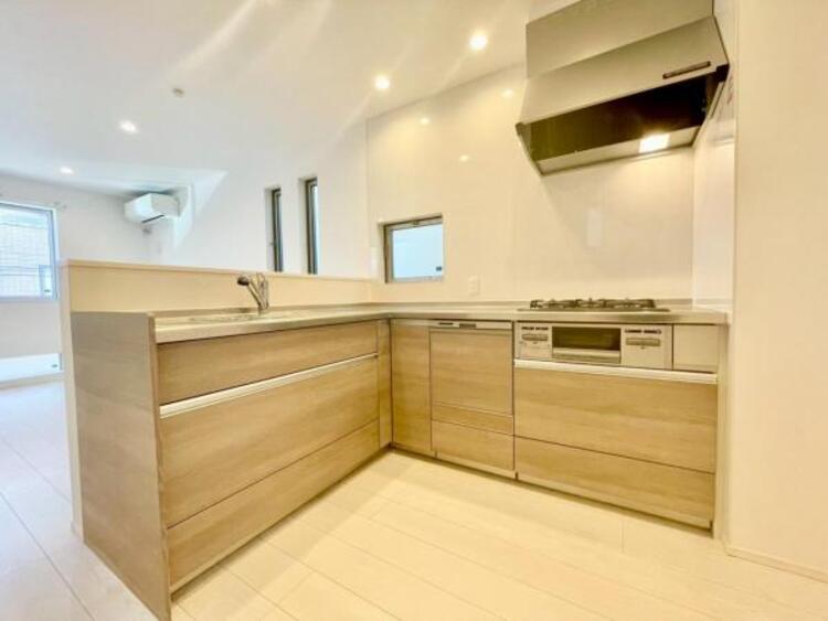 キッチン お気に入りのこの場所。いつもと変わらない週末のひととき。なんでもない朝の会話さえもとっておきの時間になります。