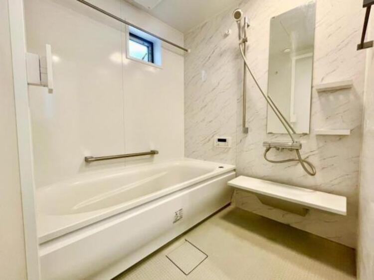 風呂 清潔感と和らぎあるカラーで統一し、ゆったりお使い頂ける柔らかな曲線で構成された、半身浴も楽しめるバスタブが心地よさをもたらします。