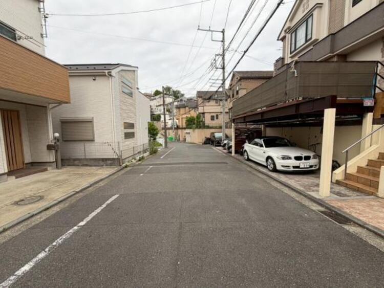 外観 前面道路は整備されており、落ち着いた住宅街に位置しています。