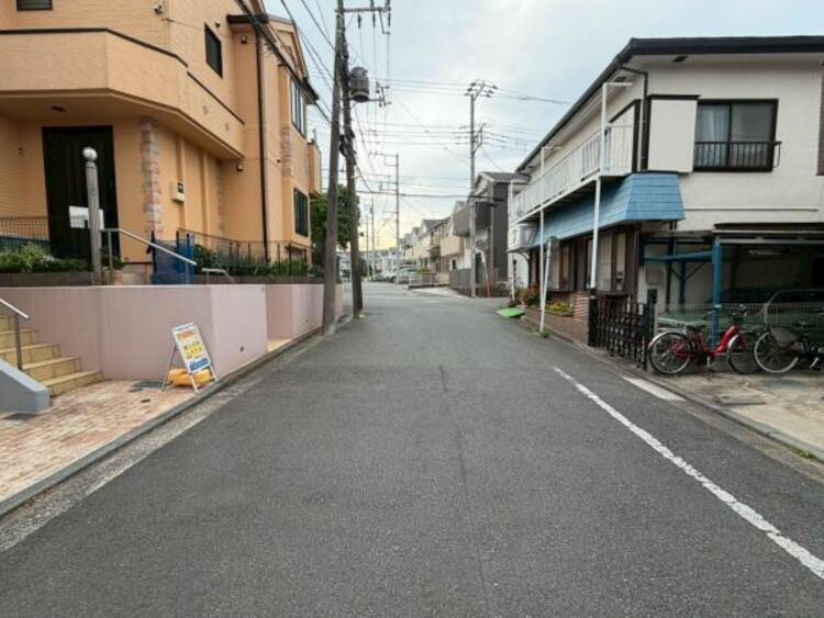 外観 前面道路は整備されており、落ち着いた住宅街に位置しています。