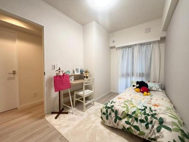 内装 洋室５帖　居室には収納スペースが豊富なため、シンプルですっきりとした暮らしが実現できます。