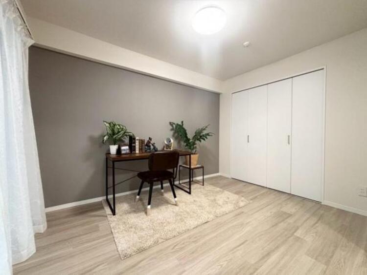 内装 洋室６帖　窓から注がれる光で家族とのコミュニケーションも明るくなりそうな居室です。