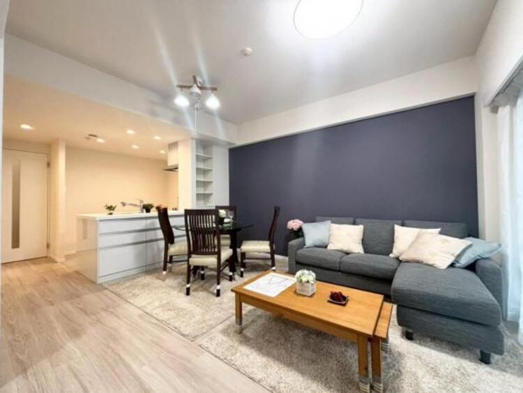 居間 LDK13.5帖　ご家族みなさんで寛げる空間をぜひ現地で体感してみてください。