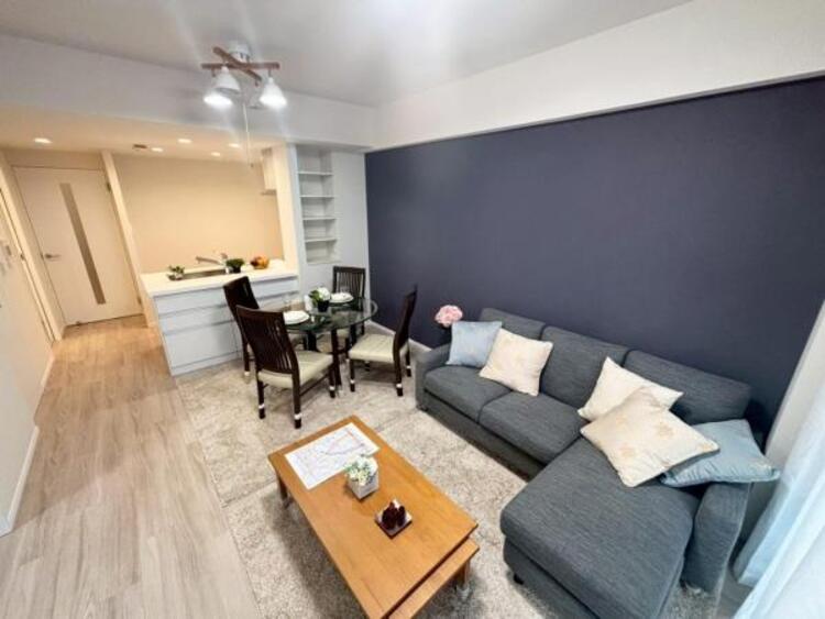 居間 LDK13.5帖　家族が集まるリビングゆったり空間に。明るい陽射しと風が入る窓配置が安らげる空間を演出します。