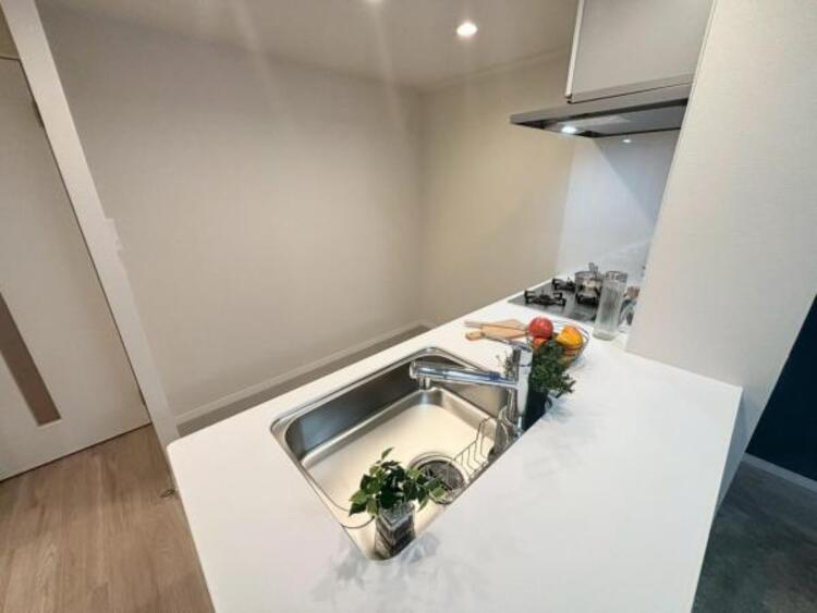 キッチン 広々とした対面式キッチンスペース。食洗機と浄水器が付き、収納力もあるキッチンはお料理が捗ります。