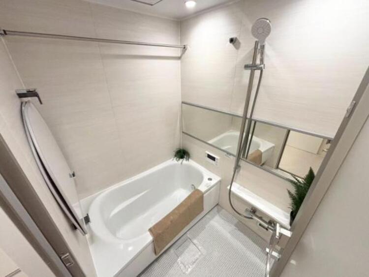 風呂 日々のお掃除が楽なように凹凸が少なく汚れの付きにくい仕様となりました。浴室乾燥機付きで雨の日の洗濯も可能です
