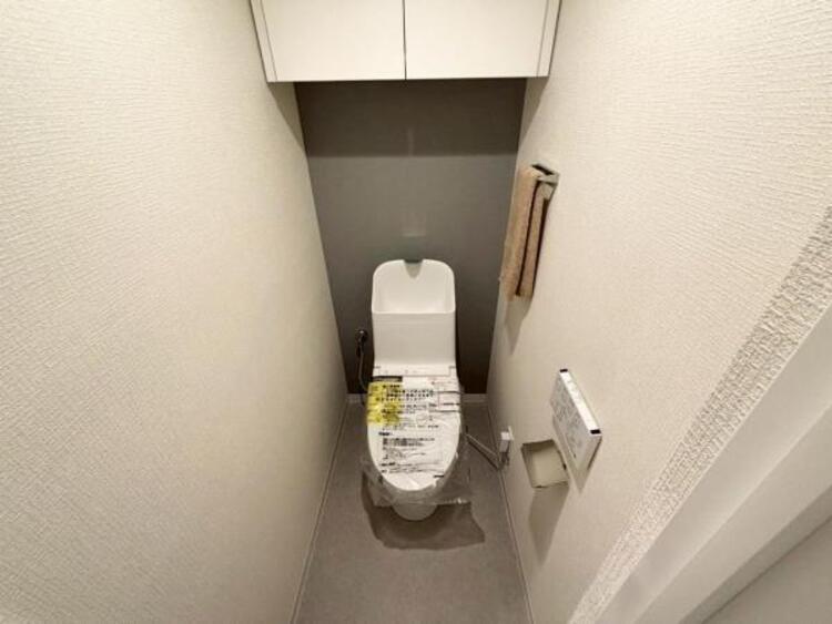 トイレ 上部には収納もあり清潔感の溢れるトイレです。落ち着いた空間で安らぎのひとときをお過ごし頂けます。