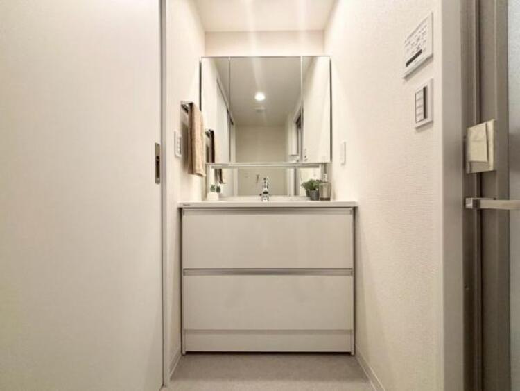 洗面 三面鏡の裏は機能的な収納を配置。コンセントも付いているため電動シェーバーや電動歯ブラシも収納できます。
