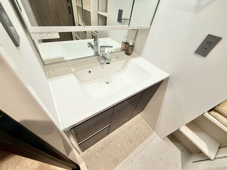 その他 清潔感を感じられる洗面化粧台。