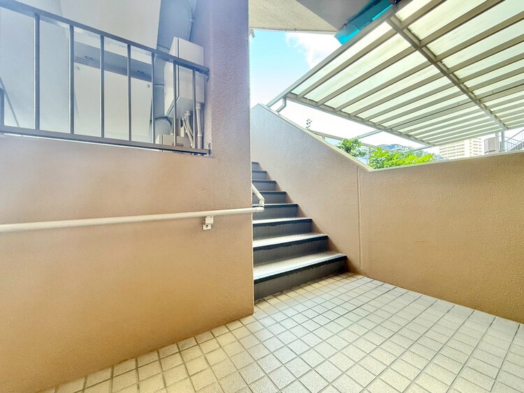 その他 共用部の階段です。明るく清潔に管理されています。