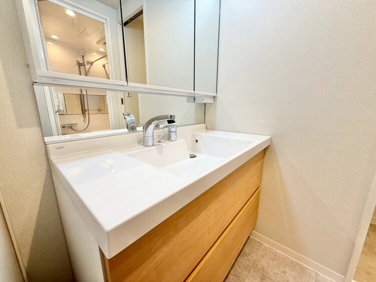 その他 清潔感を感じられる洗面化粧台。