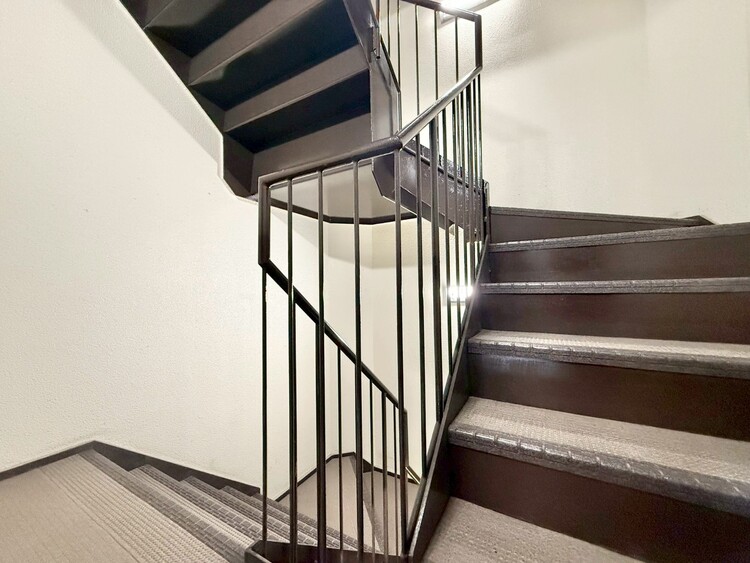 その他 共用部の階段です。明るく清潔に管理されています。