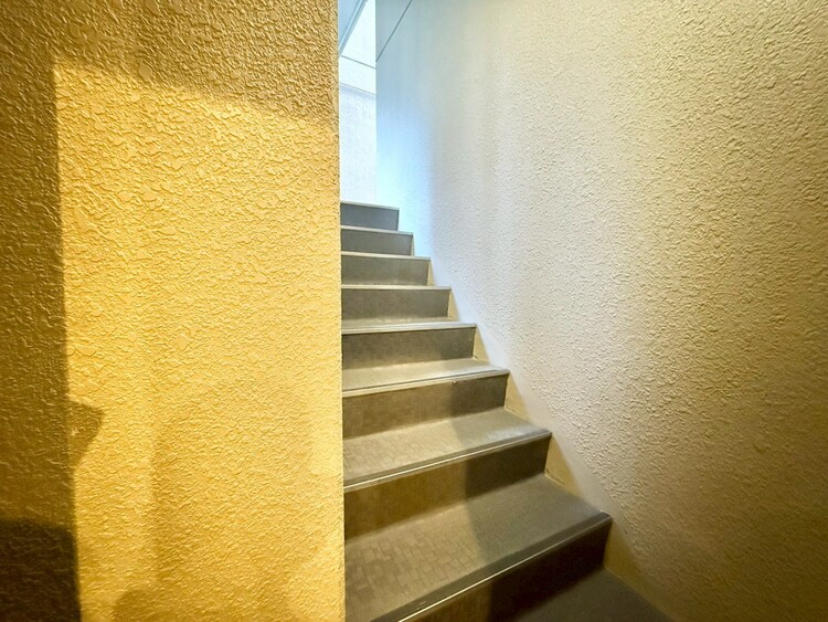 その他 共用部の階段です。明るく清潔に管理されています。