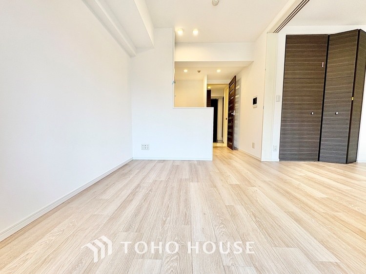 内装 ◆木漏れ日◆の様な採光が優しく足元を照らし、心地いい暮らしの道しるべを写し出す。この空間で過ごす家族との語らいの時間がとても素敵で幸せを感じるかもしれない。