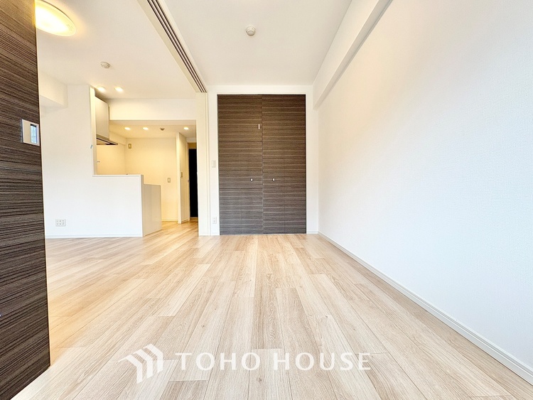 内装 ◆間接照明◆オレンジ色の光が僕達を大人な気分にさせる。静かで優しく語りかけるその光は、今日の終わりを告げてくれ、でも明日にはいい事が必ず来るよ。そんな囁きが聞こえてくる