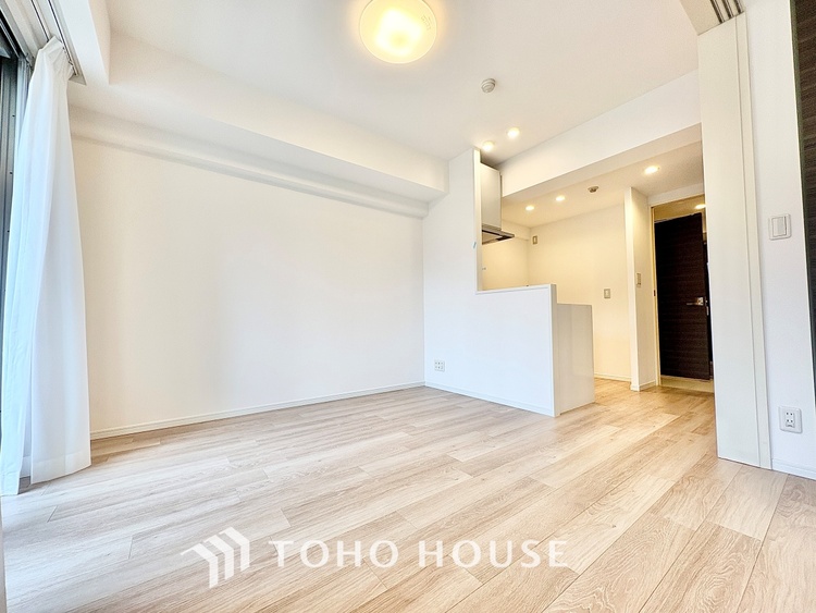 内装 ◆リビング◆たくさんの窓から注ぐ太陽の光。時間の経過とともに光と影のコントラストがこの空間のムードを変え、部屋に変化と温もりをもたらしてくれる。