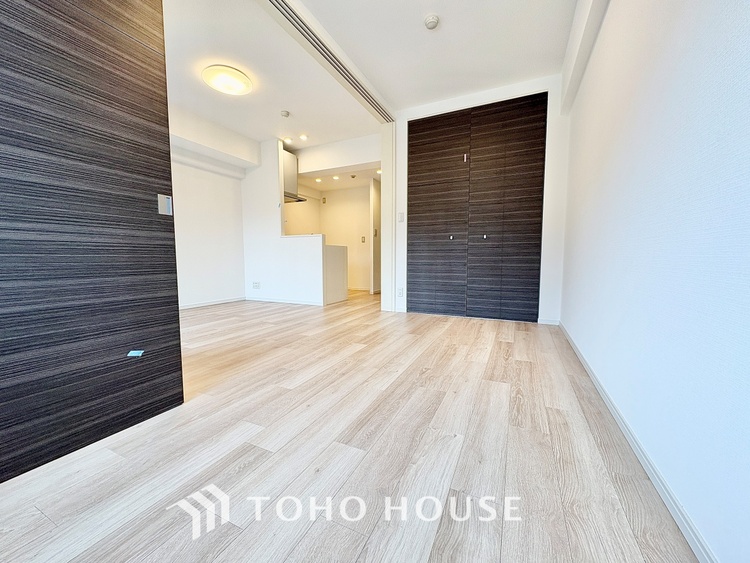 内装 ◆色彩◆この空間に放たれた光は華美なまでに演出されたデザイン。流れる時をより芳醇なコーヒーの様な色彩奏でるアダージョ。そして情景豊かな作品のような暮らしがイメージできる。