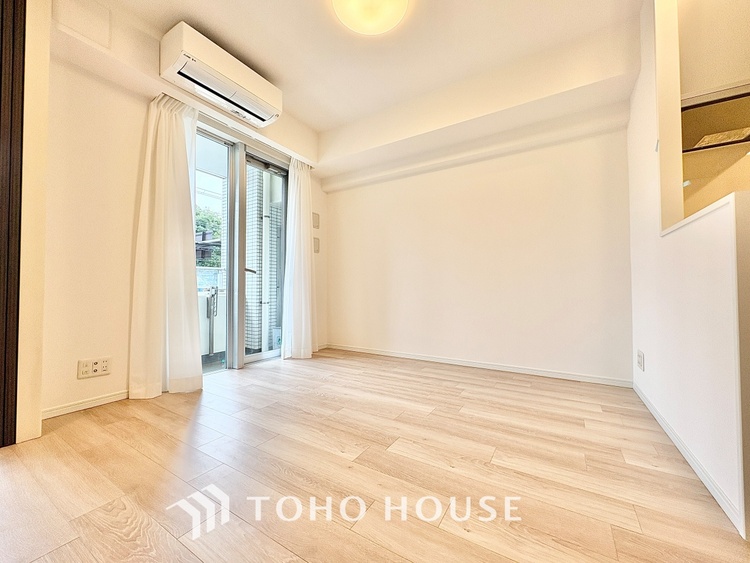 内装 ◆今宵の食卓◆ダウンライトに反射するグラスを眺めながらワインを注ぐ。トクトクと心地いい音をさせながら、フランスの古城を思わせる薫りがたちこめ、とても幸せな時を過ごせる。