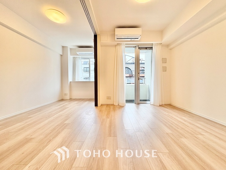 内装 ◆窓を開けると◆冷涼な風、そよぐリビング。だんらんの場所はここから始まり、ここで終わる。家族の笑顔が集う素敵な場所だから、こだわり抜いた思いが詰まっているのだと思う。