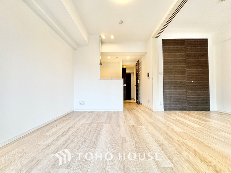 内装 ◆リビング◆そこには目を輝かせ笑顔で見つめてくれる君がいて、「おかえり」の言葉がこだまする。何気ない日々の挨拶は僕にとっては幸せで、同時に君の瞳にも恋している。