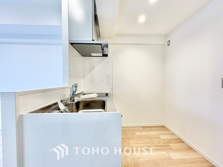 キッチン ◆キッチン◆美しく使いやすいキッチンは油汚れが簡単に拭き取れる素材で加工されており、浄水器シャワーから流す水の音を軽減する静かなシンクを採用。見えないところにさり気ない配慮が嬉しいですね