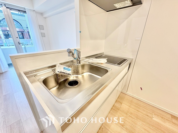 キッチン ◆今宵の食卓◆ダウンライトに反射するグラスを眺めながらワインを注ぐ。トクトクと心地いい音をさせながら、フランスの古城を思わせる薫りがたちこめ、とても幸せな時を過ごせる。