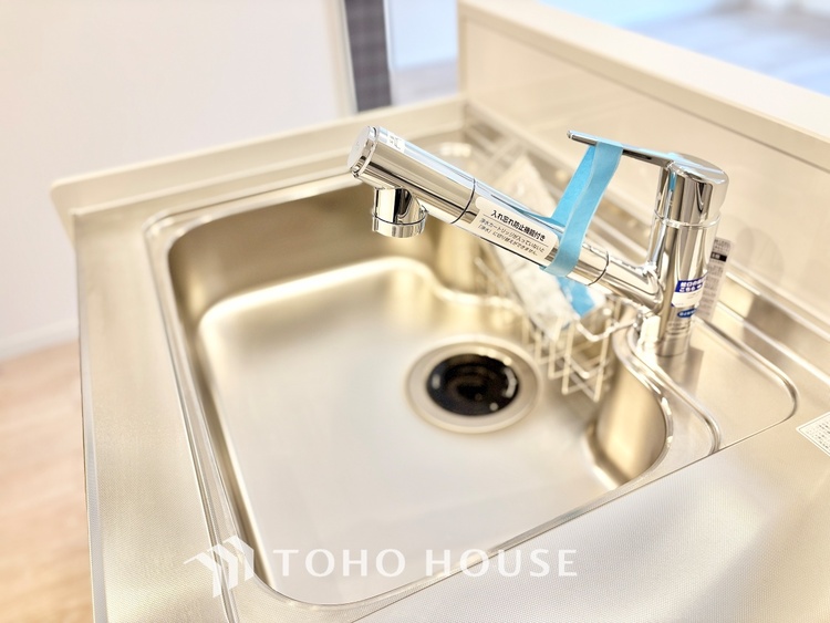 キッチン ◆キッチン◆美味しい料理を作りたくなるような気持にさせてくれる、腕を振るえる自慢のスペース。見上げると柔らかなダウンライトが包み込み、彩りを添えます。艶と光沢のある居心地の良いわが家のキッチン。