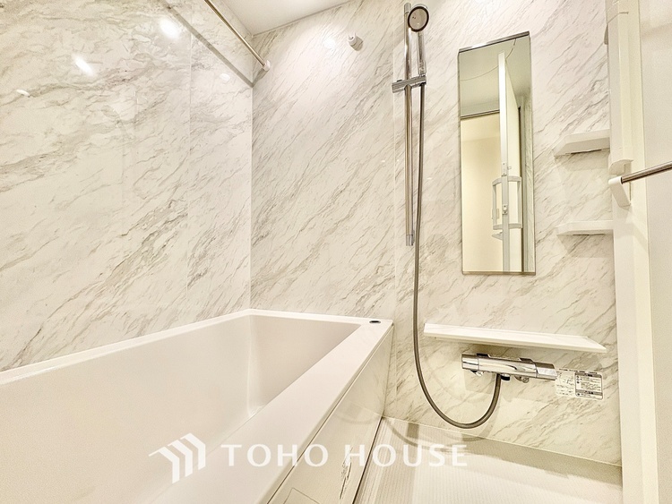 風呂 ◆浴室◆の温もりを感じ、ふわりと寄り添う太陽の妖精たちが自然と僕達を微睡ませる。うとうとしたい訳ではないがそんな時間が嫌いじゃない自分がここにいる。