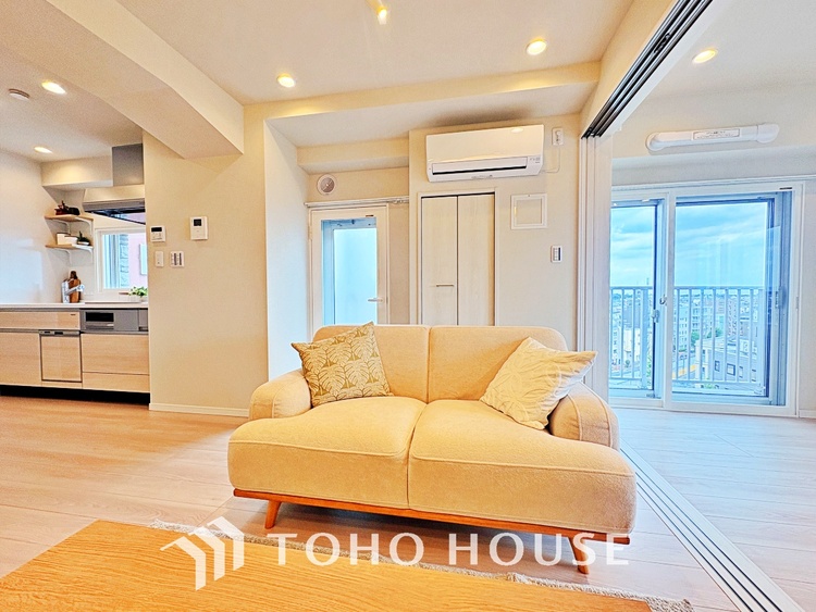 内装 【living】居心地のいい暮らしには欠かせない眩い採光。ゆったりとした幅の窓からこの空間に降り注ぐ採光が絶えない。明るいリビングこそ居心地のいい暮らしが待っているのだと思う。