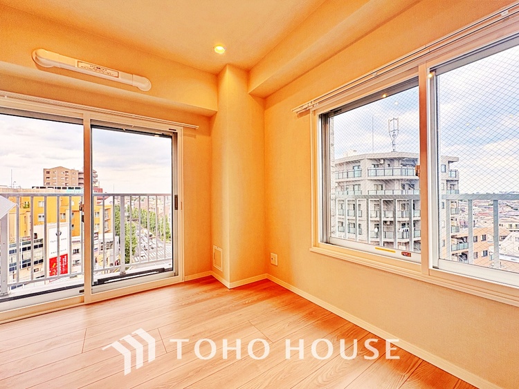 内装 風の通り道。舞い込んでくる風が優しく躍り、室内に爽やかな空気を運んでくる。そこに季節の息吹を感じて、いまがどんな季節なのかを実感する。