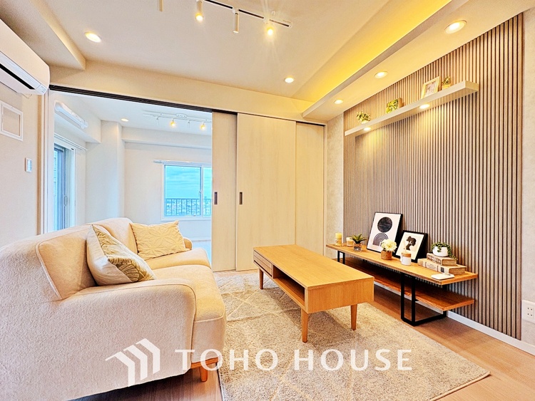 内装 叶えたかったのは落ち着きのあるナチュラルな風合い、そして開放感があるリビング。優雅な気分に浸れる幸せな時間を家族が自然と集まりたくなるこの空間で。