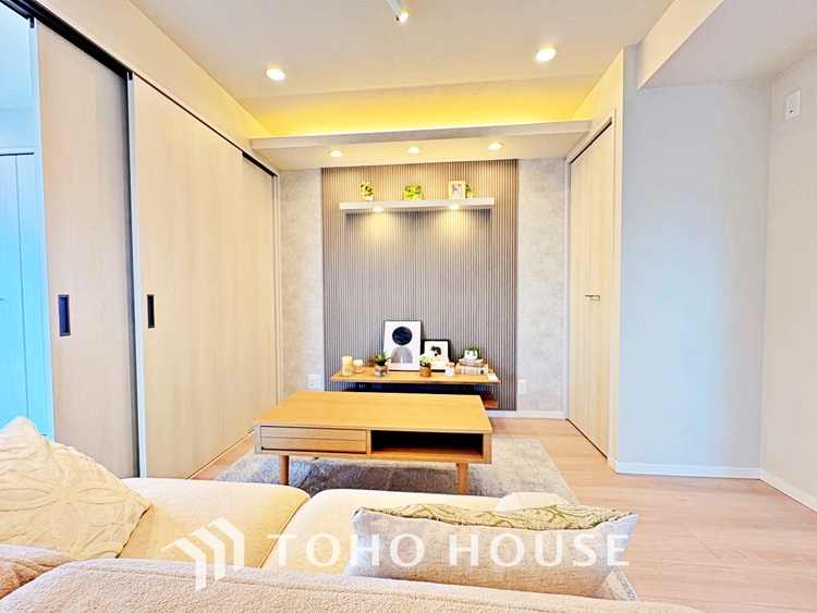 内装 ◆サンサンと◆差し込む太陽の光がこのリビングに笑いをもたらす。ソファの上のクッションがポカポカした暖気にぬくぬくと微睡んでいる。