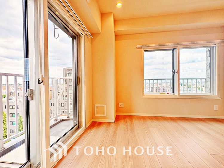 内装 使いやすく、明るい洋室に仕上がります。子供部屋や趣味のお部屋にご利用できます。ご自身で家具などを配置し、素敵な空間を創り上げられます。