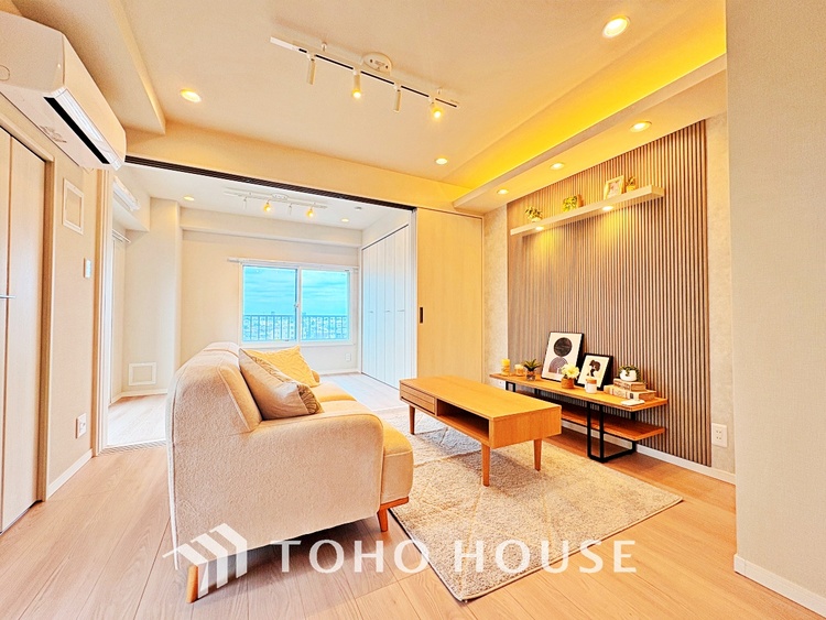 内装 ここはみんなが集い、食事と楽しい会話が始まる場所。話に夢中になりすぎて、ついつい時を忘れ、夜半過ぎになってしまう。そんな束の間の幸せを感じさせてくれます。