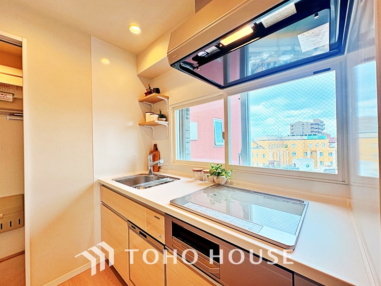 キッチン 手元の収納から、足元の収納までが全てスライド式で、奥のスペースまで有効に活用できます。奥まで上から見渡せるので、たまにしか使わない調理器具もサッと取出せます。