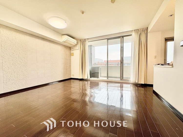 内装 ◆木漏れ日◆の様な採光が優しく足元を照らし、心地いい暮らしの道しるべを写し出す。この空間で過ごす家族との語らいの時間がとても素敵で幸せを感じるかもしれない。