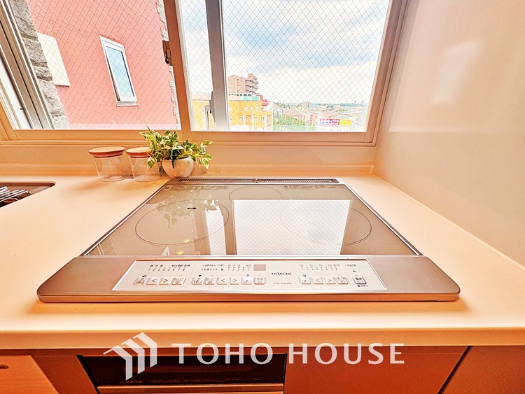 キッチン ◆愛育◆キッチンは家族の絆を育む大切な空間。シンプルで使い易いSystemKitchenで愉しく作る料理は愛情のある美味しいご馳走に。家族で使える広々としたダイニングキッチンです。