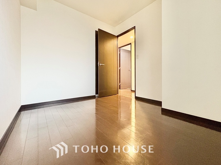 内装 ◆間接照明◆オレンジ色の光が僕達を大人な気分にさせる。静かで優しく語りかけるその光は、今日の終わりを告げてくれ、でも明日にはいい事が必ず来るよ。そんな囁きが聞こえてくる