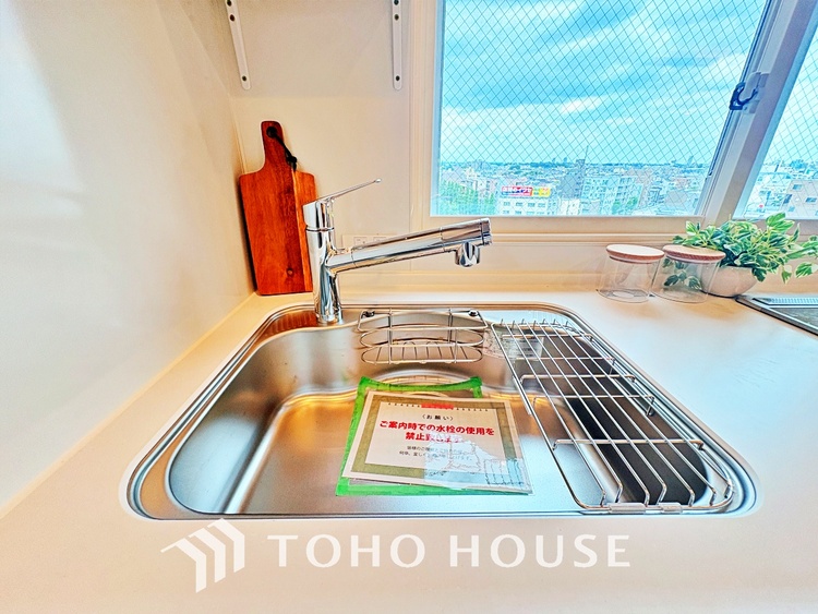 キッチン キッチンは家族の絆を育む大切な空間。シンプルで使い易いシステムキッチンで愉しく作る料理は愛情のある美味しいご馳走に。家族で使えるダイニングキッチンです。