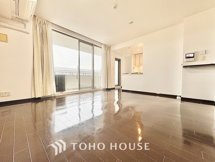 内装 ◆リビング◆たくさんの窓から注ぐ太陽の光。時間の経過とともに光と影のコントラストがこの空間のムードを変え、部屋に変化と温もりをもたらしてくれる。