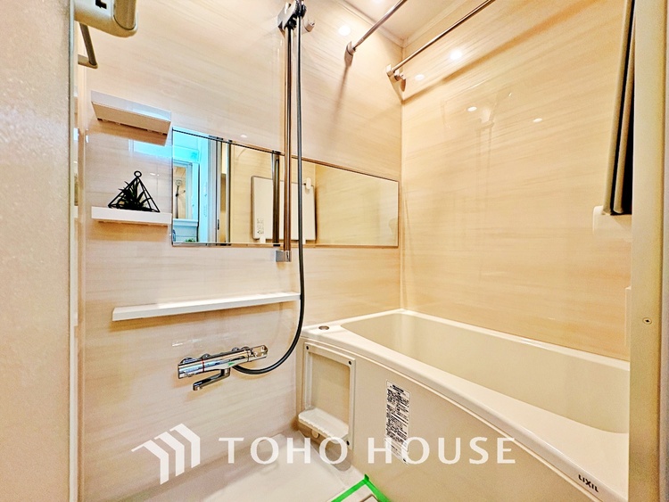 風呂 【浴室】《一日の疲れを落としてくれる場所は、落ち着く場所でなければならない》　高級感溢れるカラーと大きさ・柔らかな曲線で構成された半身浴も楽しめるバスタブが心地よさをもたらします。