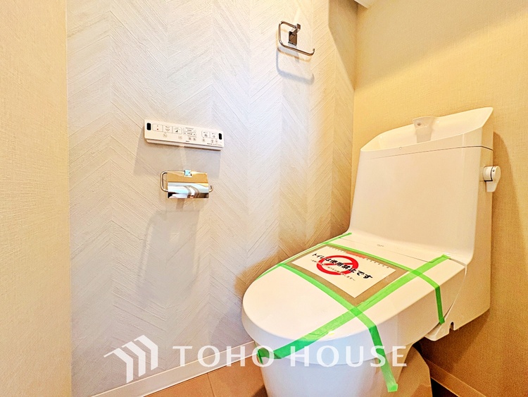 トイレ 清潔感あるホワイト調のクロスと温もり溢れるモダンカラーの床材が見事に調和した本邸宅は、毎日の生活を少しでも快適に過ごして頂ける様に落ち着いた雰囲気作りから行っています。