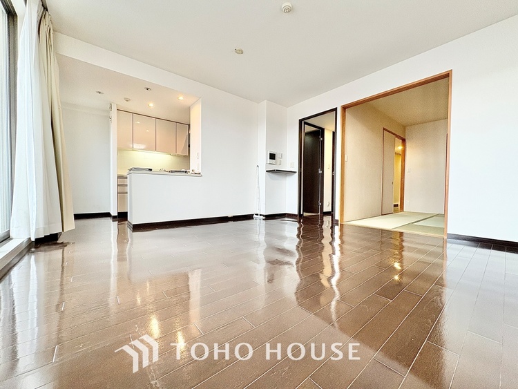 内装 ◆窓を開けると◆冷涼な風、そよぐリビング。だんらんの場所はここから始まり、ここで終わる。家族の笑顔が集う素敵な場所だから、こだわり抜いた思いが詰まっているのだと思う。