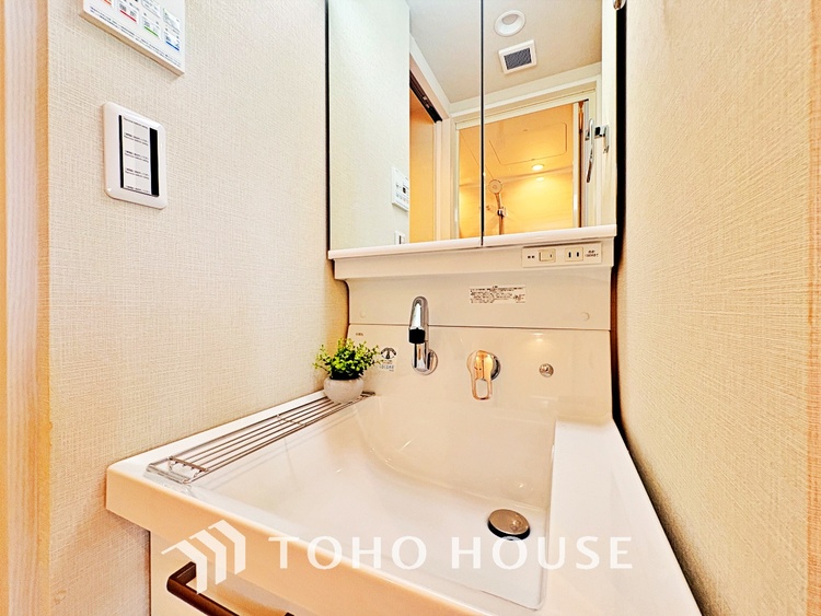 洗面 気持ちの良い朝をつくりだし、夕方には笑顔を取り戻させてくれるミラー。パウダールームはいつでも本来の自分を取り戻せる空間。明るく仕上げてあります。