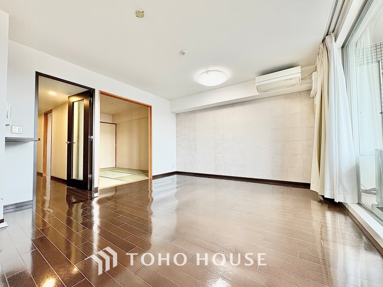 内装 ◆リビング◆そこには目を輝かせ笑顔で見つめてくれる君がいて、「おかえり」の言葉がこだまする。何気ない日々の挨拶は僕にとっては幸せで、同時に君の瞳にも恋している。