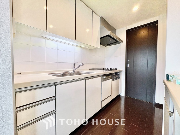 キッチン ◆キッチン◆美しく使いやすいキッチンは油汚れが簡単に拭き取れる素材で加工されており、浄水器シャワーから流す水の音を軽減する静かなシンクを採用。見えないところにさり気ない配慮が嬉しいですね