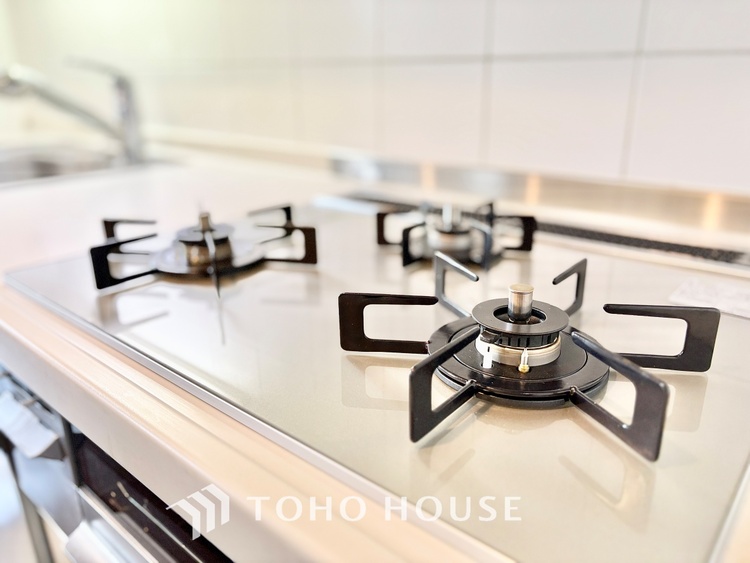 キッチン ◆今宵の食卓◆ダウンライトに反射するグラスを眺めながらワインを注ぐ。トクトクと心地いい音をさせながら、フランスの古城を思わせる薫りがたちこめ、とても幸せな時を過ごせる。