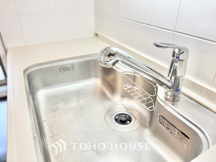 キッチン ◆キッチン◆美味しい料理を作りたくなるような気持にさせてくれる、腕を振るえる自慢のスペース。見上げると柔らかなダウンライトが包み込み、彩りを添えます。艶と光沢のある居心地の良いわが家のキッチン。